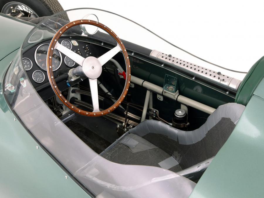 Интерьер Aston Martin DBR4 1959 года  (фото 21 из 22)